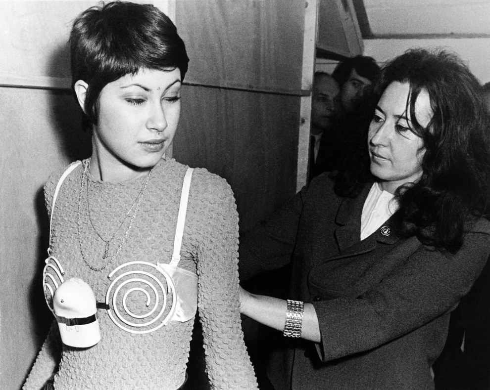 The ‘electric bra’ debuted in 1971. The inventor claimed that the vibrations strengthened a woman’s bust.
