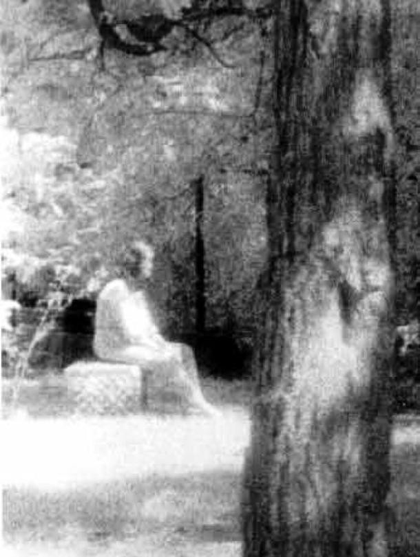 In 1991, several members of the Ghost Research Society investigated the Bachelor´s Grove cemetery outside Chicago that is generally considered one of the most haunted places in the US with over a hundred of reports of various supernatural phenomena. One of the members took a picture of the cemetery that was empty at that time but when they looked at the photo, they saw an image a white ghostly figure sitting on a tombstone.