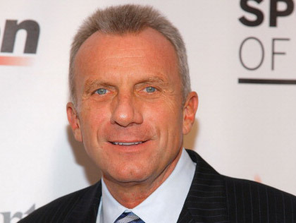 Joe Montana:
I used to run a candy store and Joe Montana lived in town. He came in one day with his wife in the early afternoon. A construction worker from across the street walked across and came in. He walked up to Joe and said, "My family had a lot of issues while I was growing up, but I wanted to tell you that we always sat down on Sunday and watched you play for the Niners. I just wanted to thank you for those memories." Montana turns to him and says, "Sorry buddy, you've got the wrong guy." He apologizes, looks confused and leaves. I knew it was him just from recognition and his build/height, but said nothing figuring maybe he was just very similar looking.

His wife uses her credit card to pay for the trip, and I check her ID. Sure as shit, Jennifer Montana.