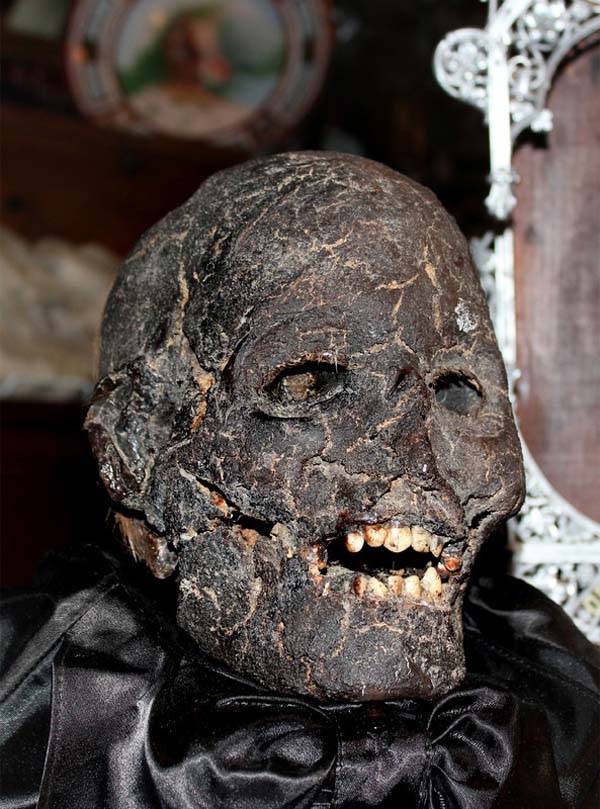 This mummy’s head was often used as a prop on stage. Anyone fancy a night at the theater?