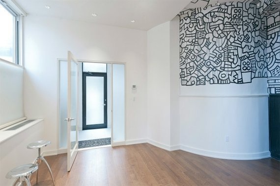 In this house, the owners found a mural done in the seventies by Keith Haring. Haring painted the mural here when it was originally a property of the Visual School of Art in Manhattan.