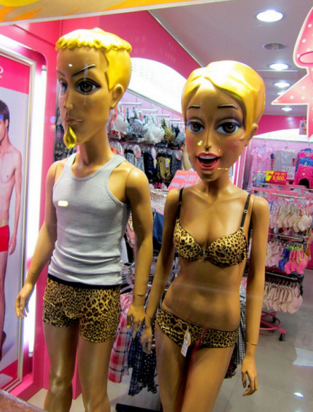 16 WTF Mannequins Guaranteed To Creep You The F**k Out