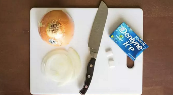 Chewing gum will prevent crying while chopping onions