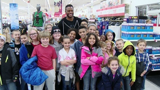 Pittsburgh Steelers’ safety Will Allen took a bunch of kids from the Boys and Girls club shopping at Kmart, paying for their gifts and helping them pick out gifts for their families.