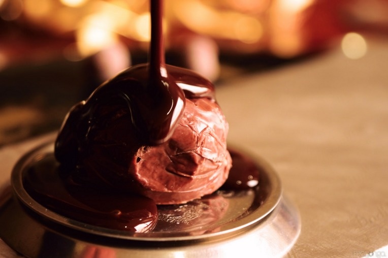 The smell of chocolate increases theta brain waves, which triggers relaxation and feelings of contentedness.