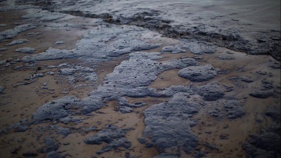 Tar balls of black oil clumps were mysteriously found ashore at Manhattan Beach in California.