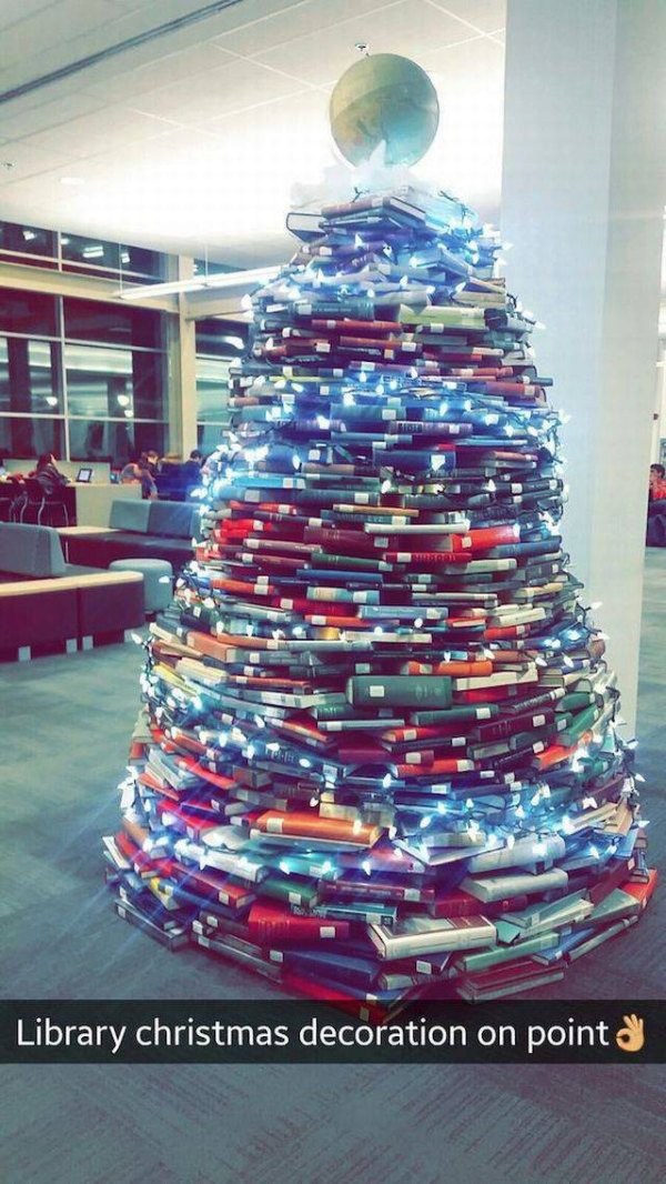 christmas tree of books - Library christmas decoration on point de