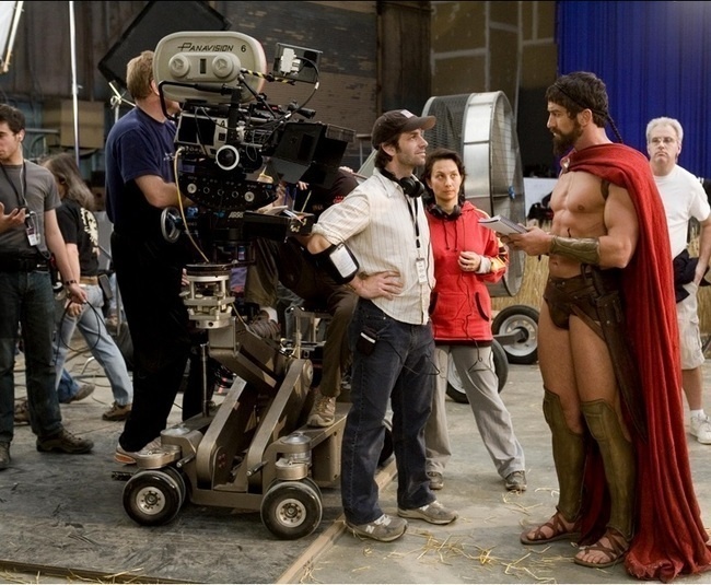 Gerard Butler discussing a scene with director Zack Snyder for the film 300.