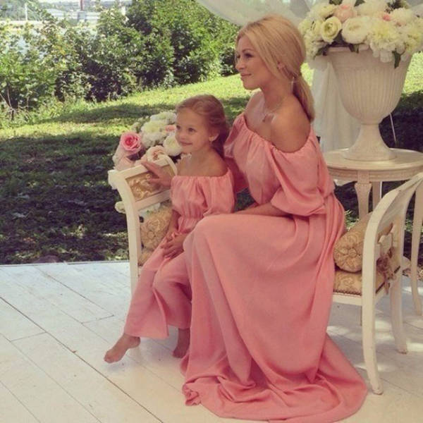 cool pic mother and daughter matching long dress