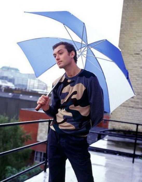 Jude Law matching his sweater to his umbrella.