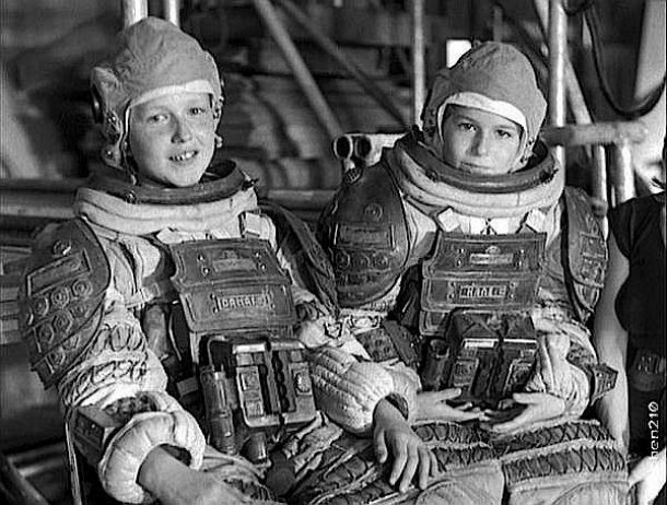 Alien: When entering the alien vessel, looking for the source of the SOS signal, the Nostromo’s crew comes face-to-face with the remains of the vessel’s alien navigator still sitting in its chair. In one take, the crew is dwarfed by its size. The actors used in this scene are actually children (Ridley Scott’s), dressed up as astronauts. By doing so Scott could make the set look larger than life.