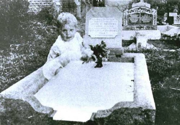 In 1946, a grieving mother went to honor her daughter, who had passed away in Queensland, Australia. When the mother took a picture of her daughter’s grave and had it developed, this ghostly child showed up. The woman had experts rule out double exposure and she claimed she had no idea who the girl in the photo was. There were reportedly a number of graves nearby that were for infant children.