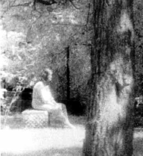 In 1991, several members of the Ghost Research Society investigated the Bachelor´s Grove cemetery outside Chicago–generally considered one of the most haunted places in the US with over a hundred of reports of various supernatural phenomena. One of the members took a picture of the cemetery that was empty at that time but when they looked at the photo, they saw a white ghostly figure sitting on a tombstone.
