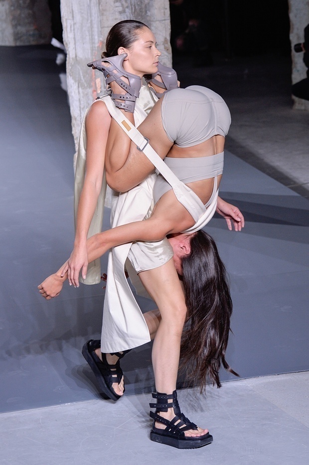 25 Ridiculous Catwalk Outfits That You’d NEVER Actually Wear