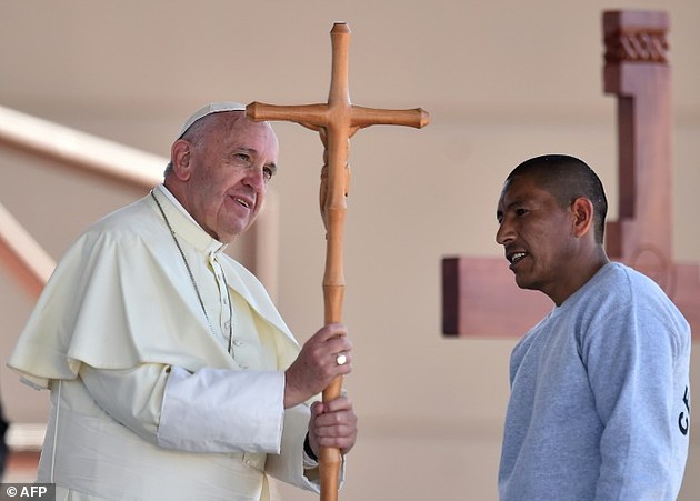 Recently, Pope Francis visited the prison and called on the inmates to end their cycle of murder and violence, to cut ties with their gangs, and to become “prophets”.