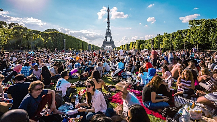 What a picnic in front of the Eiffel Tower really looks like.