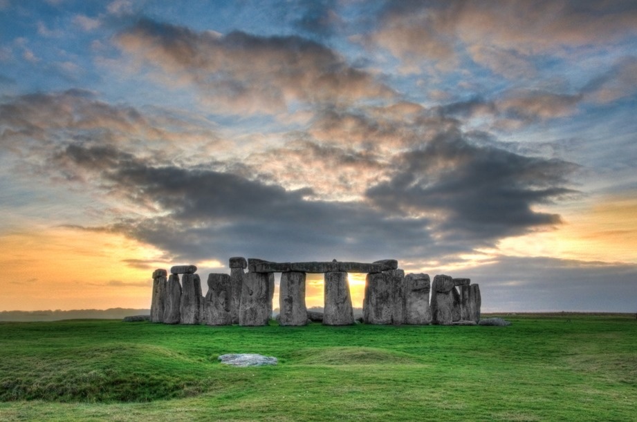 What you expect watching sunset at the prehistoric Stonehenge looks like.