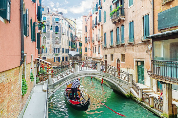 What you expect taking a gondola ride in Venice would be like.