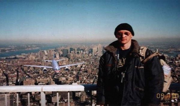 911
Perhaps one of the most famous viral hoax photos, this was believed to have been found in a camera at ground zero. It was later revealed that the photo had been digitally altered.