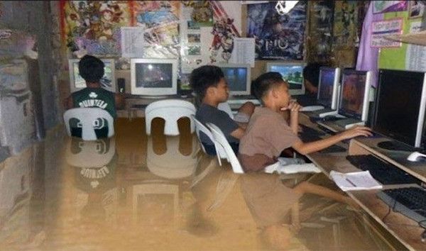 Flooded Gamers.
After a major flood in the Philippines in 2012, this photo made its way around the internet. It wasn’t long before people pointed out that the reflections don’t make sense.