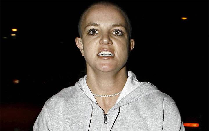 Bald Britney had to leave the hotel restaurant because she couldn’t stop smearing food on her face.