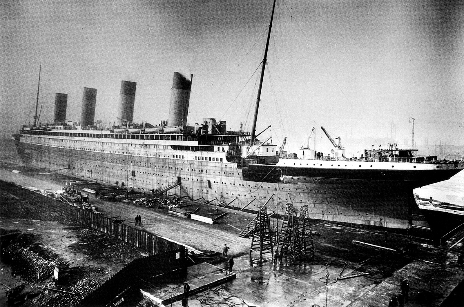 1909-1912: RMS Titanic under construction.