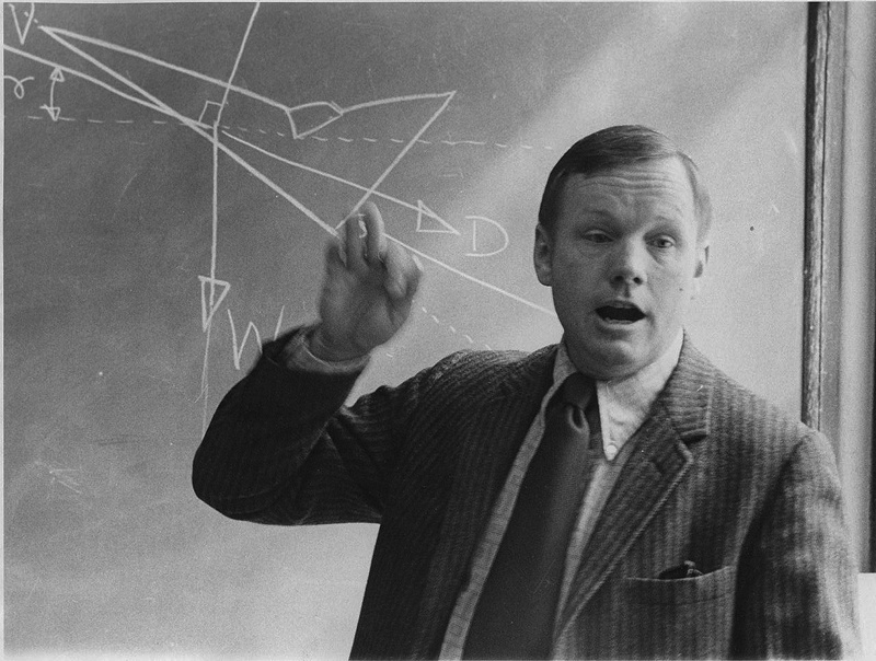 1974: Did you know that Neil Armstrong, the first man to walk on the moon, was also a university professor? Here he is teaching an aerospace engineering class at the University of Cincinnati.