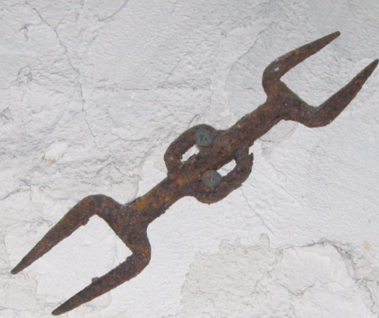 One end of this fork was placed under the chin, the other under the breastbone, and a strap held it in place. Lowering one's head could lead to serious injury. This device was commonly used against those who said the Lord's name in vain.