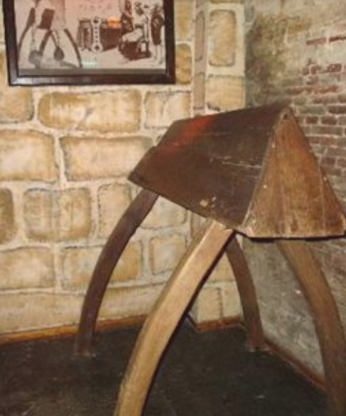 People were forced to straddle triangular pieces of wood that caused understandably terrible groin pain. This was made worse by the weights that were tied to their feet.