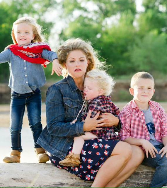 26 Kids Who Single-Handedly Ruined the Family Portrait