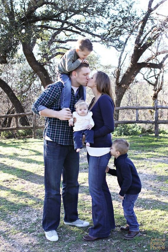 26 Kids Who Single-Handedly Ruined the Family Portrait