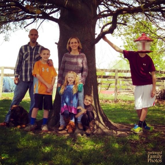 26 Kids Who Single-Handedly Ruined the Family Portrait