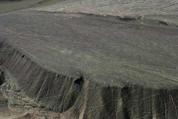 There are numerous mountains with features such as flat tops, mysterious straight lines, and fascinating ancient drawings; however, the Palpa Flat Mountain houses one of the most impressive display of such features. The “strips” on the surface of this mountain appear as though they were literally “drawn” by a giant with a spray gun directly from above.