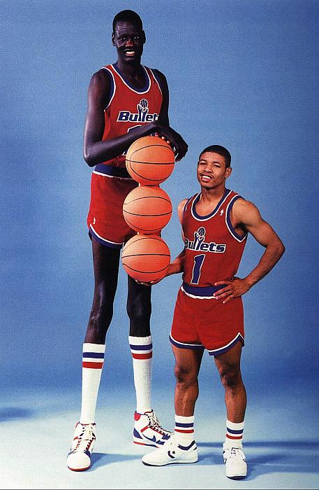 The tallest and shortest players in NBA history, Manute Bol (7′ 7″) and Muggsy Bogues (5′ 3″)