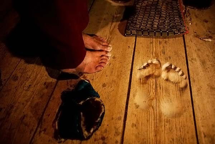 This monk prayed so hard for 20 years that his feet created a mold in the wood.