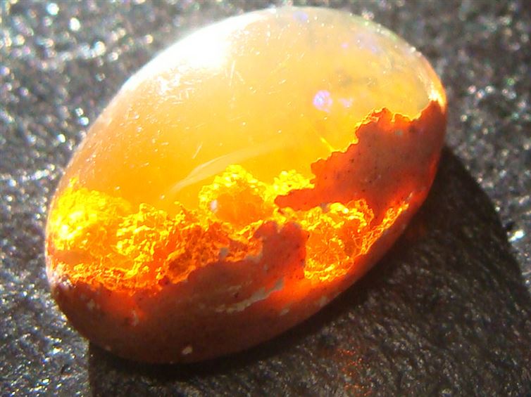 This Opal captures an incredible sunset-like landscape.