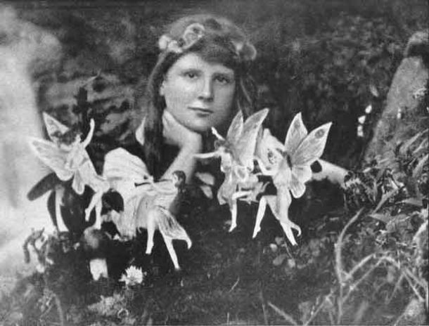 Known as the Cottingley Fairies, this case consisted of a series of photos taken by two young cousins in 1917. The images went viral, even fooling Sir Arthur Conan Doyle (creator of the detective Sherlock Holmes), who viewed them as clear proof of the existence of fairies. It wasn’t until 1983 that the two girls, who were grandmothers by then, finally admitted they faked the photos by using cardboard cutouts.