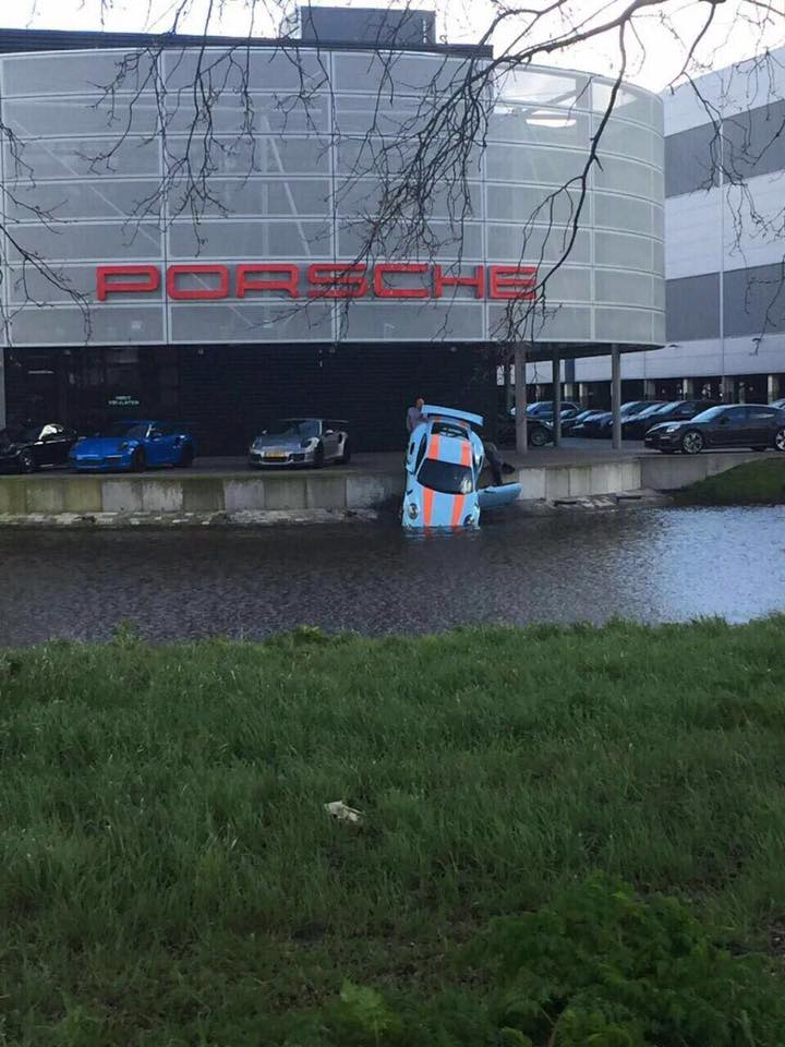 A mechanic made a mistake while unparking this Porsche 911 GT3 RS