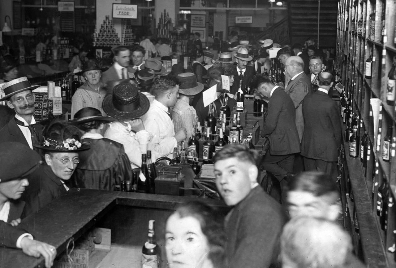 The day before Prohibition went into effect in Chicago, crowds flooded the liquor stores to get their share.