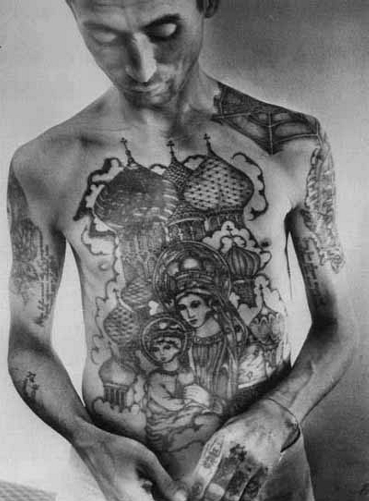 One of the most iconic images in Russian prison tattoos is the “Kremlin” or the Cathedral. With the number of its dome towers equal to the number of sentences served. 6 church domes, for example, convey that the bearer has served 6 sentences.