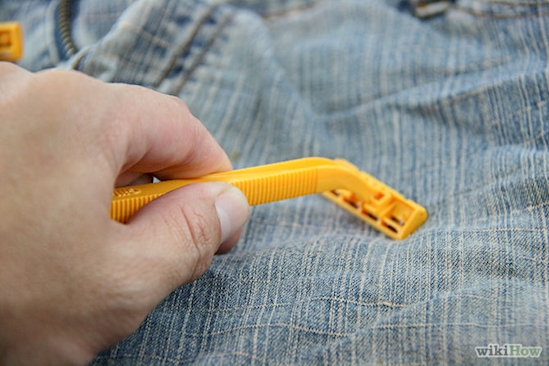 Ain’t nobody got time for a lint roller. A razor will do the trick.