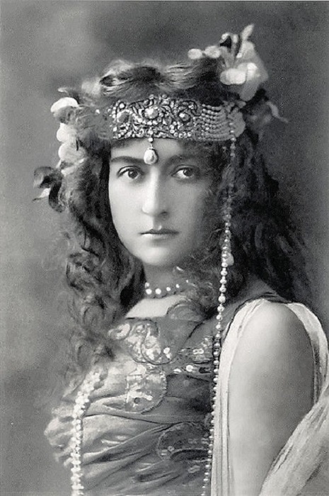 Cécile Sorel a French actress at the turn of the century.