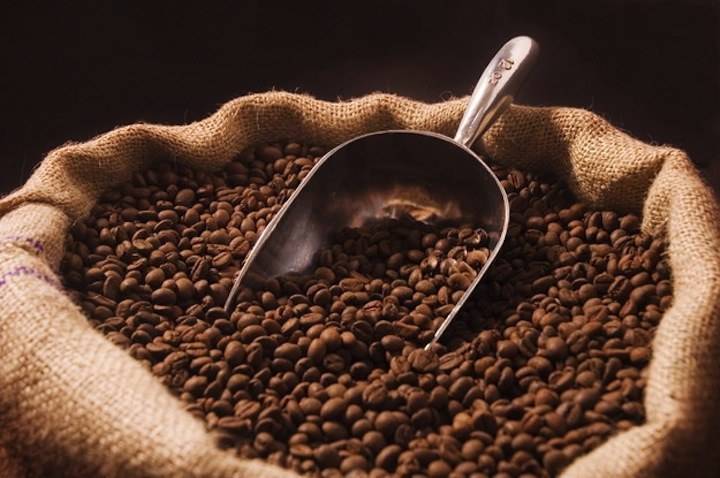 Light roast coffee has more caffeine than dark roast coffee.