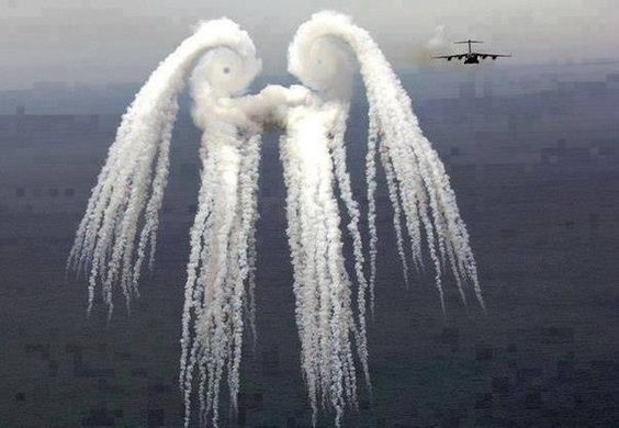 A majestic "cloud angel" created by a US Air Force jet.