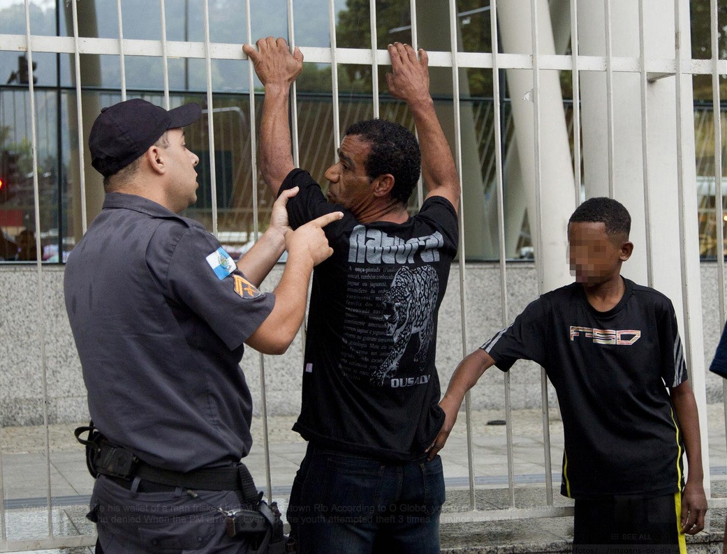 Welcome to Rio: Man gets pickpocketed while being stopped by police for theft