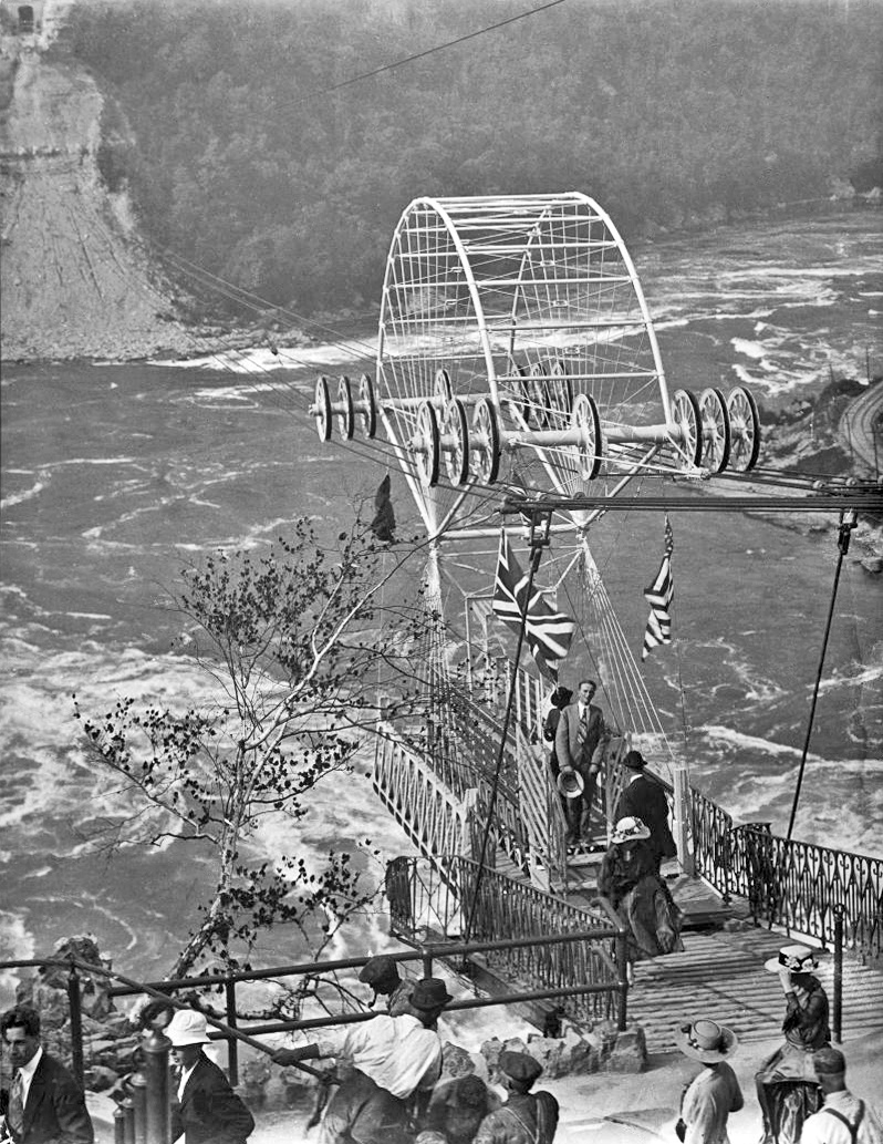 The first cable car crossing over Niagara Falls in 1916.