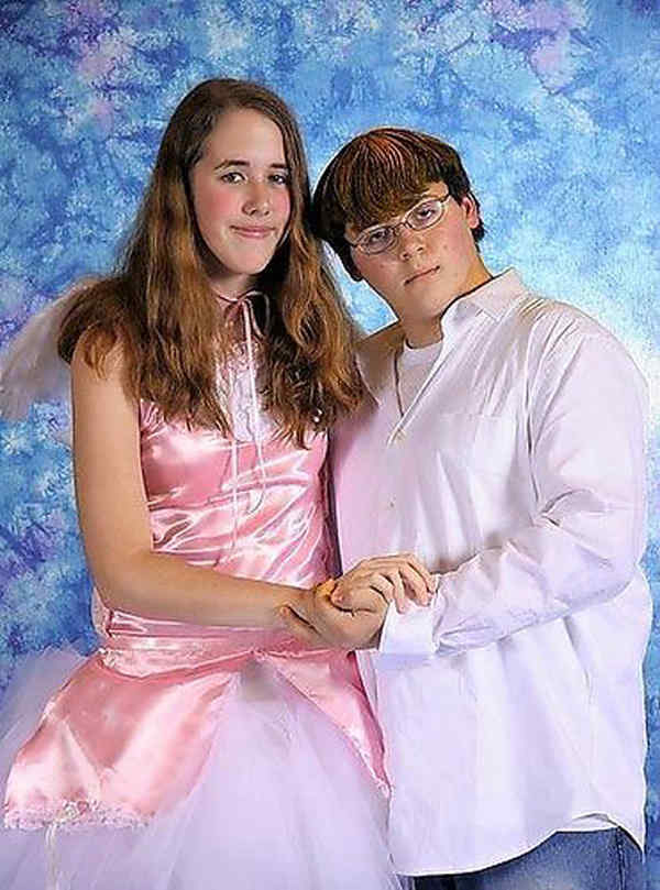 25 Extremely Awkward Photos From Prom