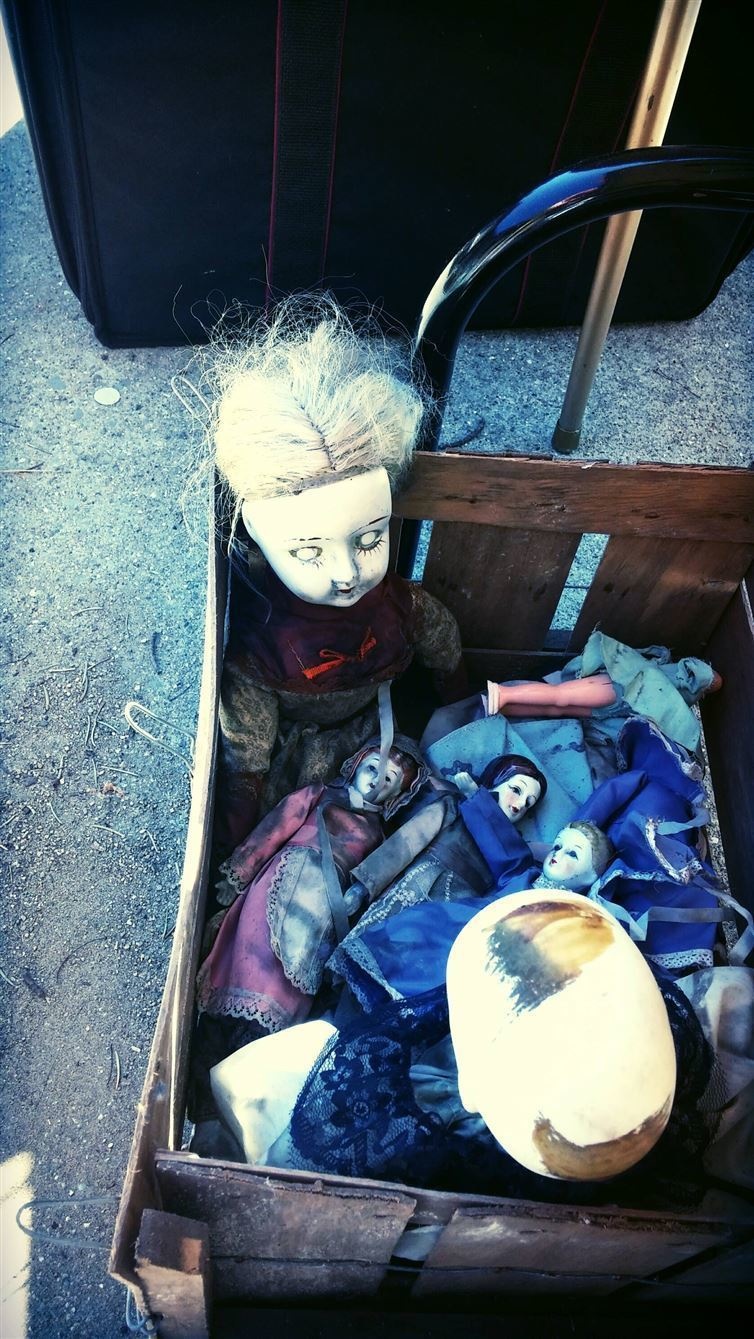 33 Items You’d Never Buy At Yard Sales