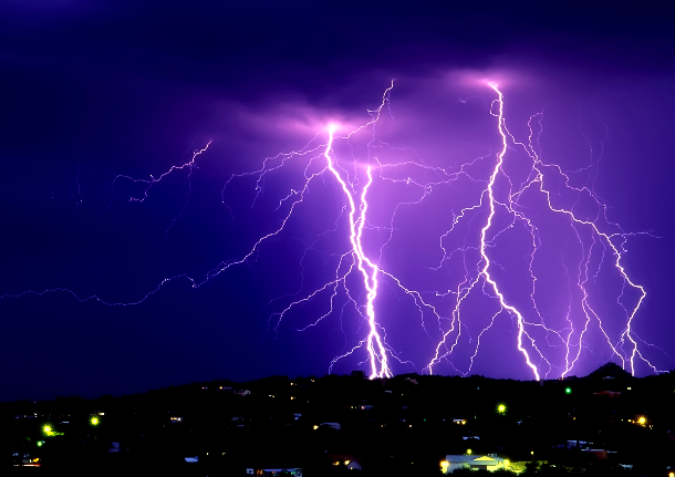 25 Alarming Pictures Of Lightning Strikes That Are Strikingly Beautiful