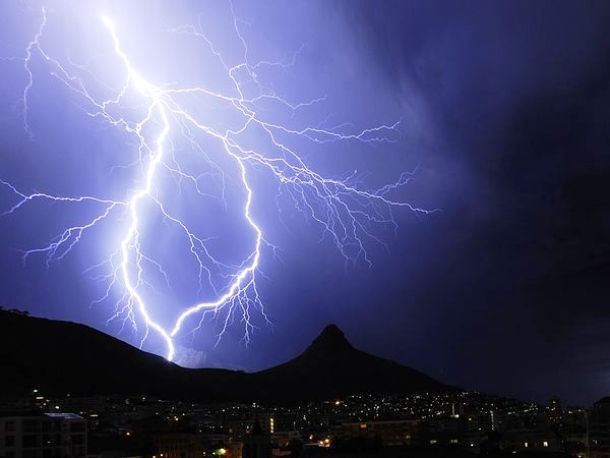 25 Alarming Pictures Of Lightning Strikes That Are Strikingly Beautiful